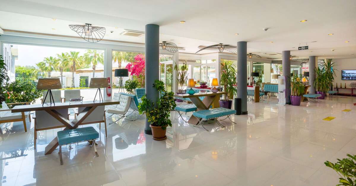 Een foto van het interieur van Flora Garden Beach Hotel