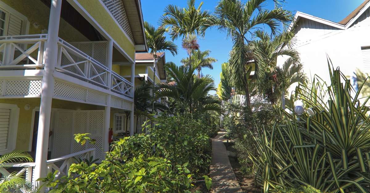 Een foto van de buitenkant van Merril's Beach Resort II