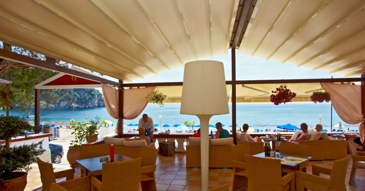 Een foto van het terras bij Hotel Valtos Beach