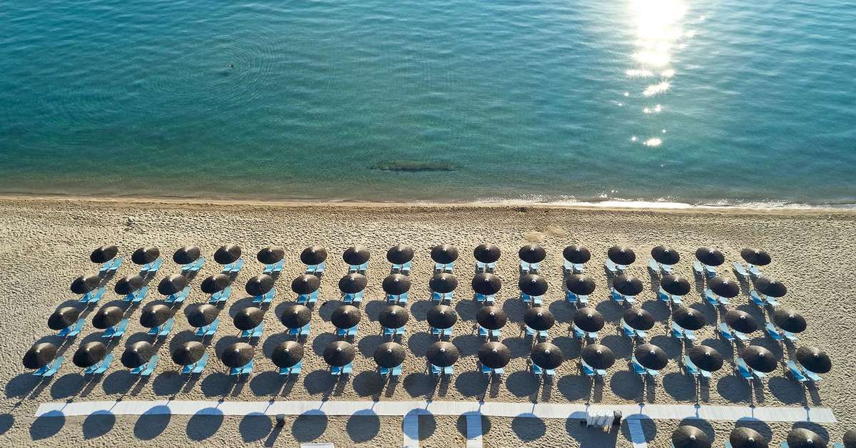 Een foto van het strand bij Antigoni Beach Resort