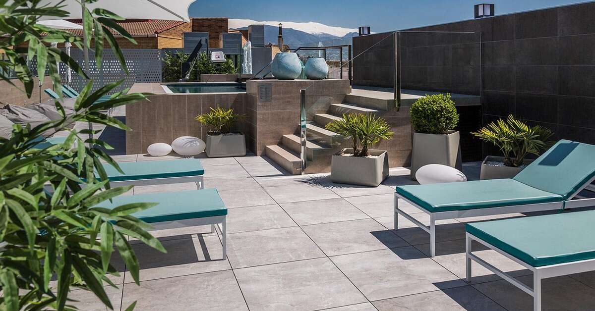 Een foto van het terras bij Catalonia Granada