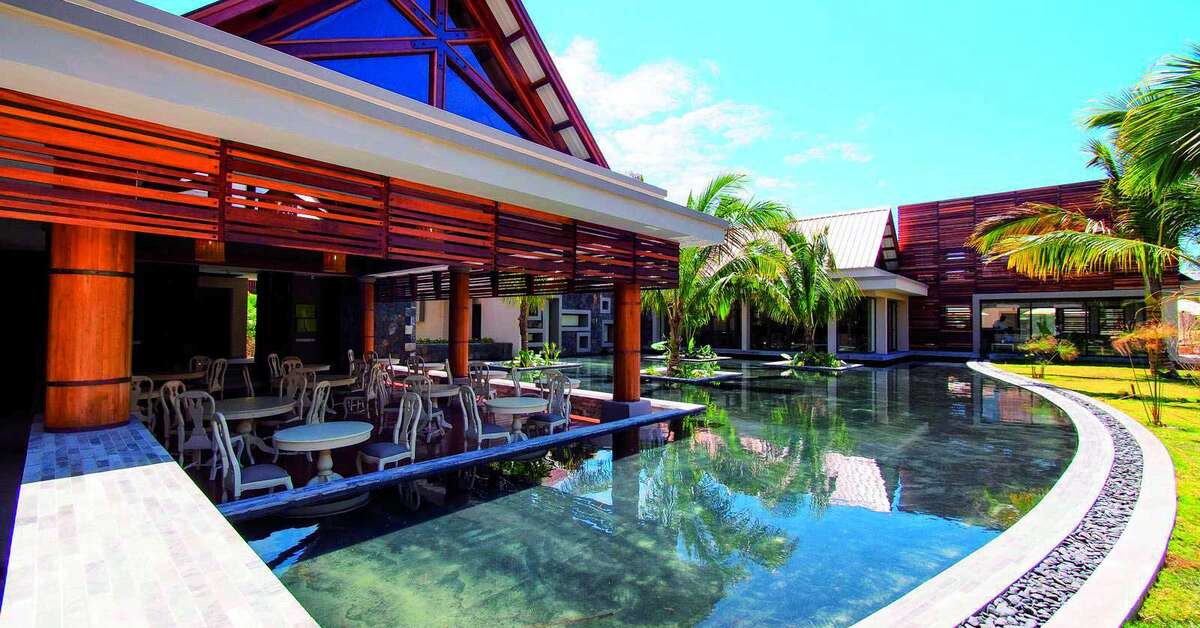 Een foto van het terras bij Crystals Beach Resort Belle Mare
