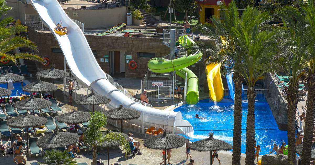 Een foto van het zwembad bij Rosamar Garden Resort
