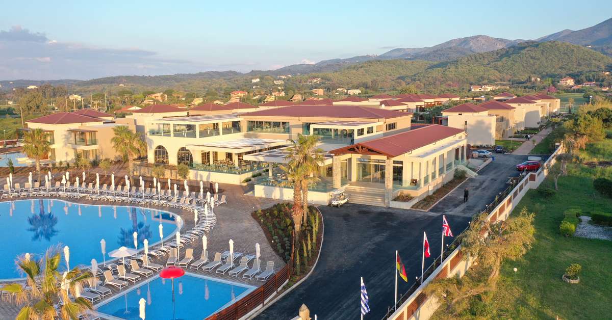 Een foto van de buitenkant van Almyros Beach Hotel