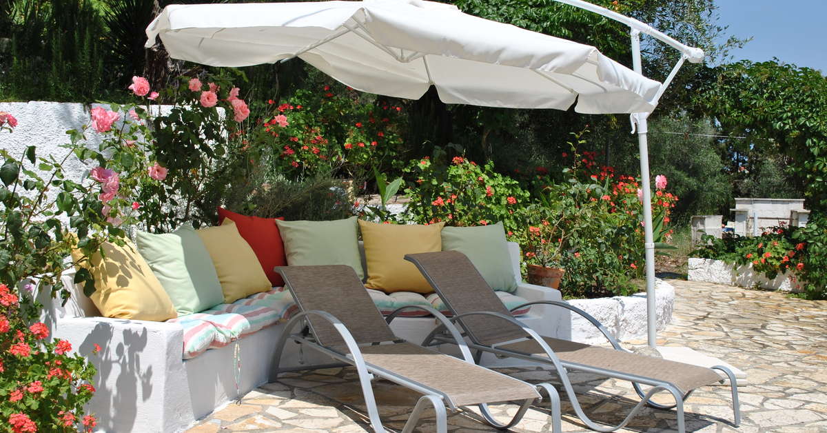 Een foto van het terras bij Helios Hotel