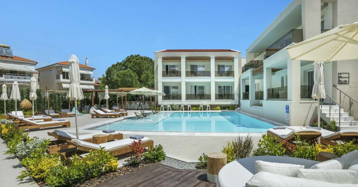 Een foto van het zwembad bij Mirablue Deluxe Residences