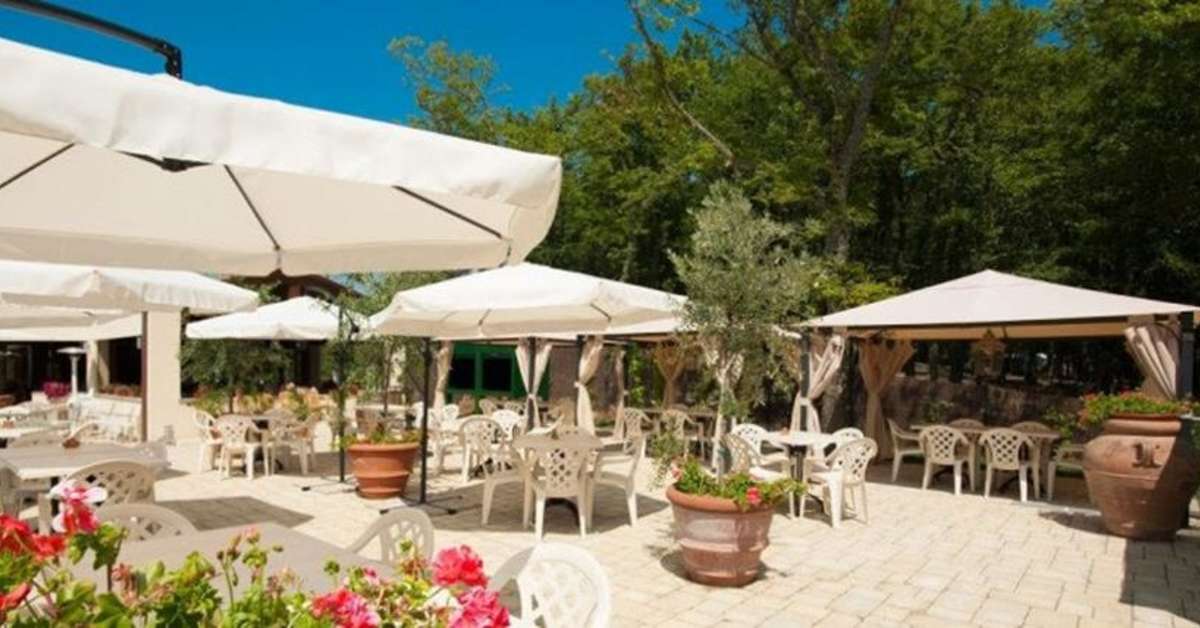 Een foto van het terras bij Camping Orlando in Chianti