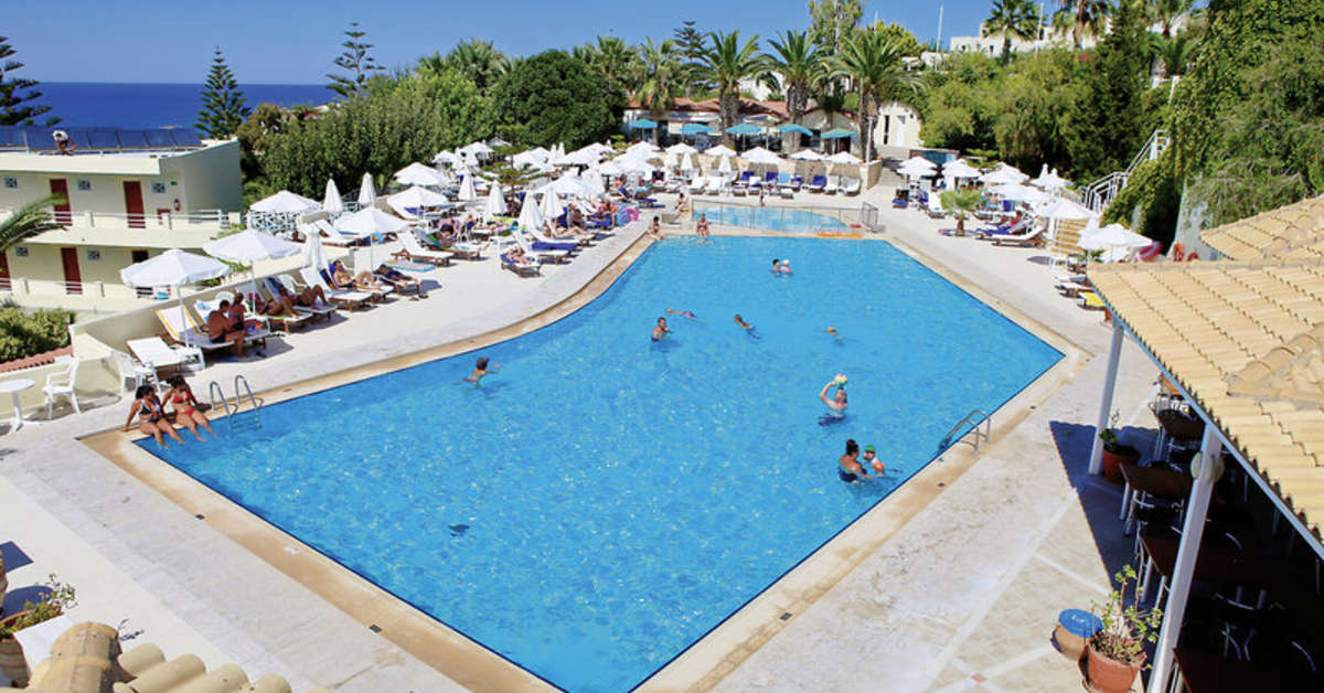 Een foto van het zwembad bij Rethymno Mare