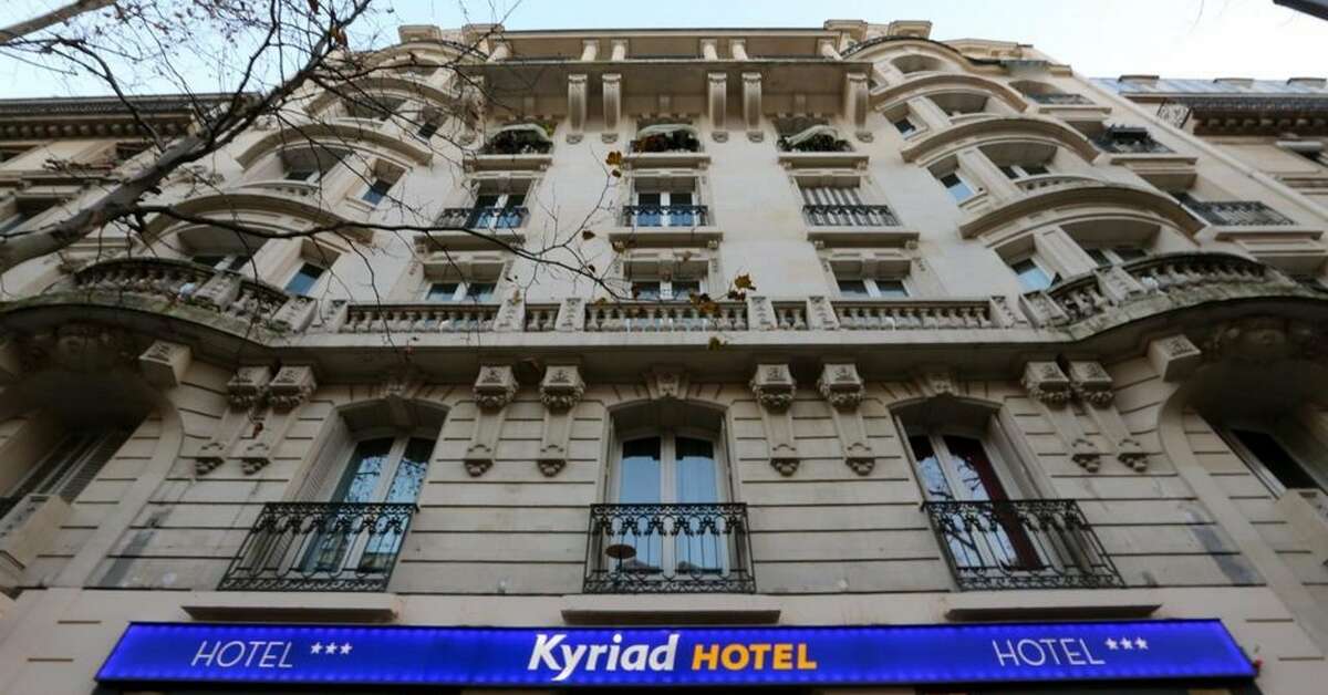 Een foto van de buitenkant van Hotel Kyriad Paris Montmartre