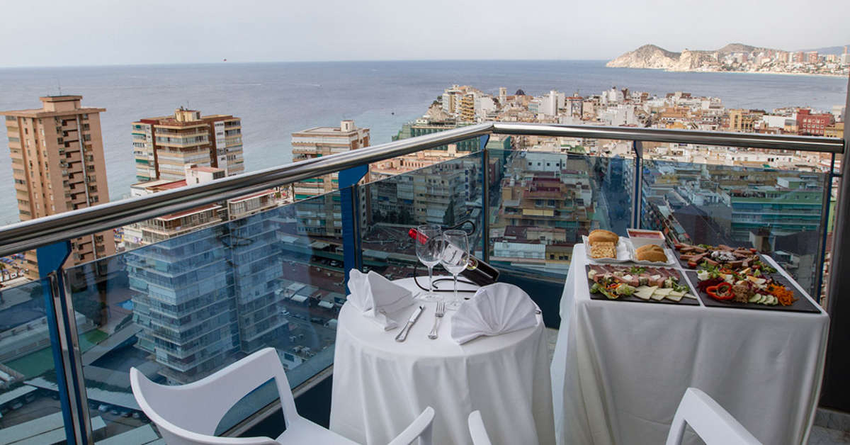 Een foto van het terras bij Hotel Madeira Centro