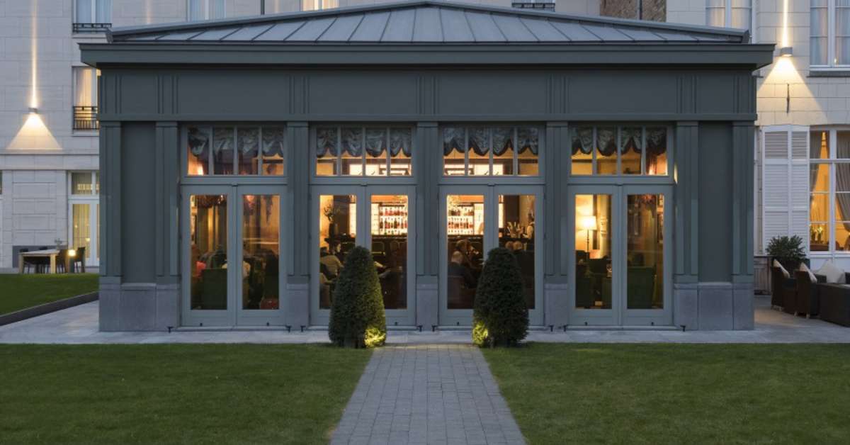 Een foto van de buitenkant van Dukes' Palace