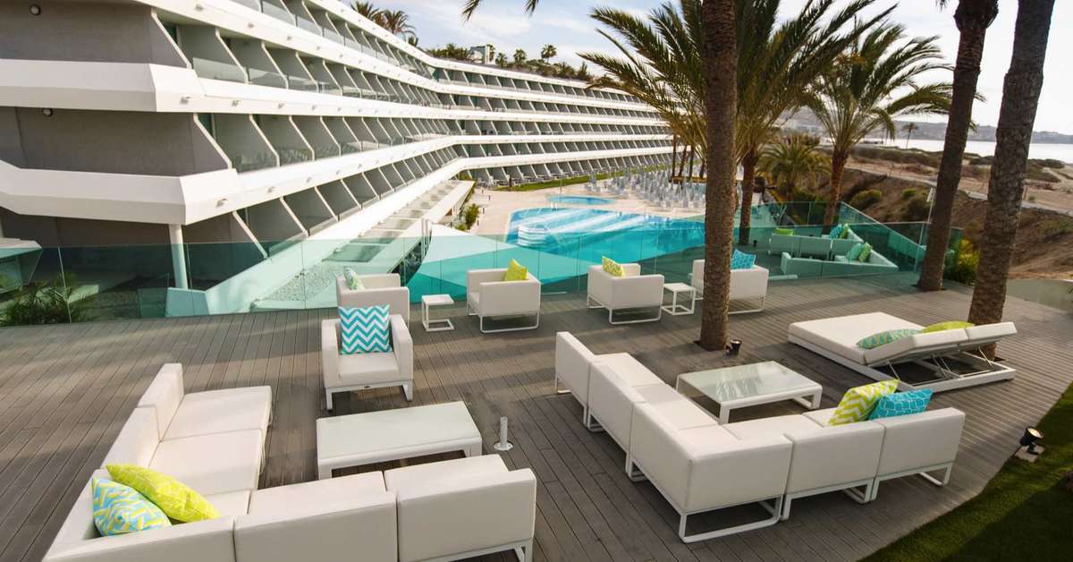Een foto van het terras bij Santa Monica Suites Hotel
