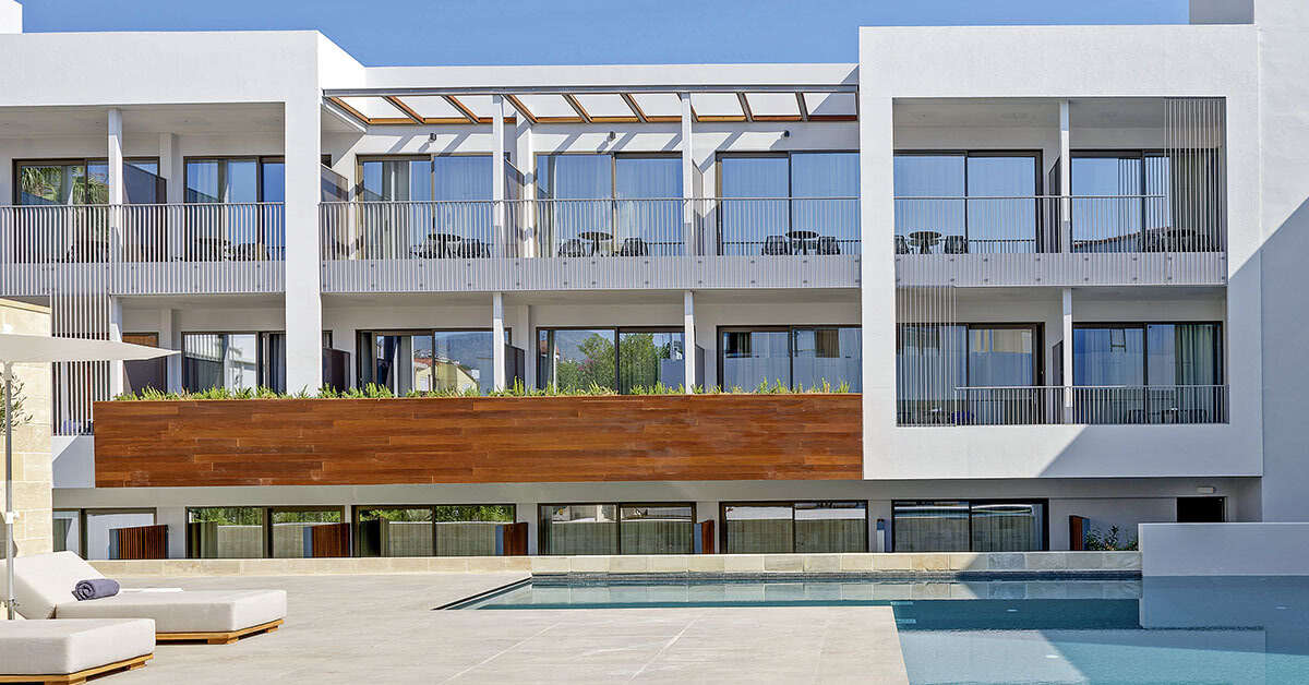Een foto van het zwembad bij Ikonos Seafront Luxury Suites