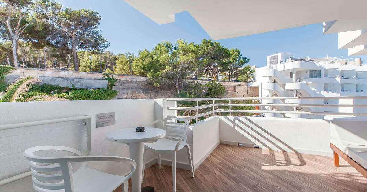 Ein Foto Fergus Style Cala Blanca Suites