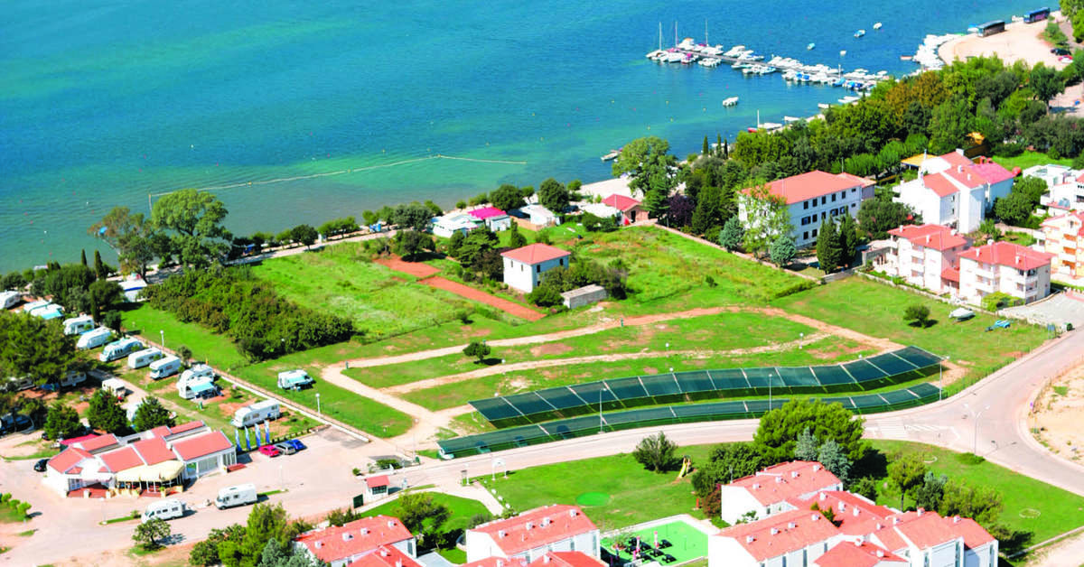 Een foto van de buitenkant van Hotel Omorika Punat