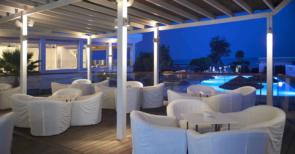 Een foto van het terras bij Capo Bay Hotel