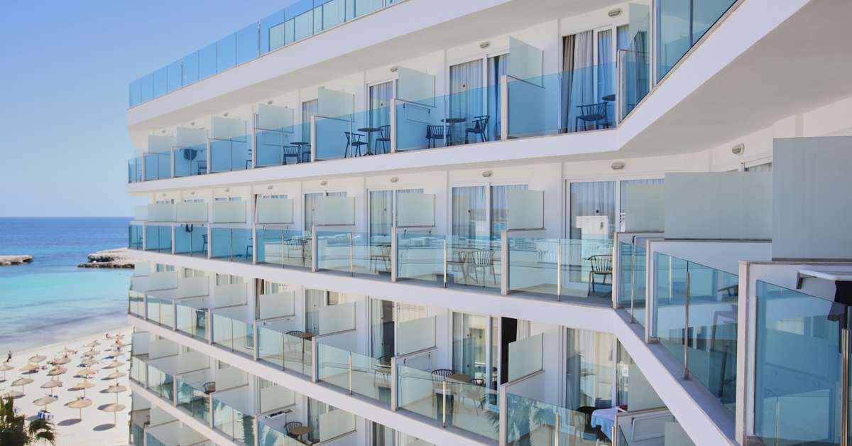 Een foto van de buitenkant van Universal Hotel Perla