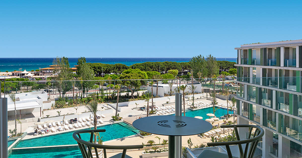 Een foto van het terras bij Atzavara Hotel & Spa