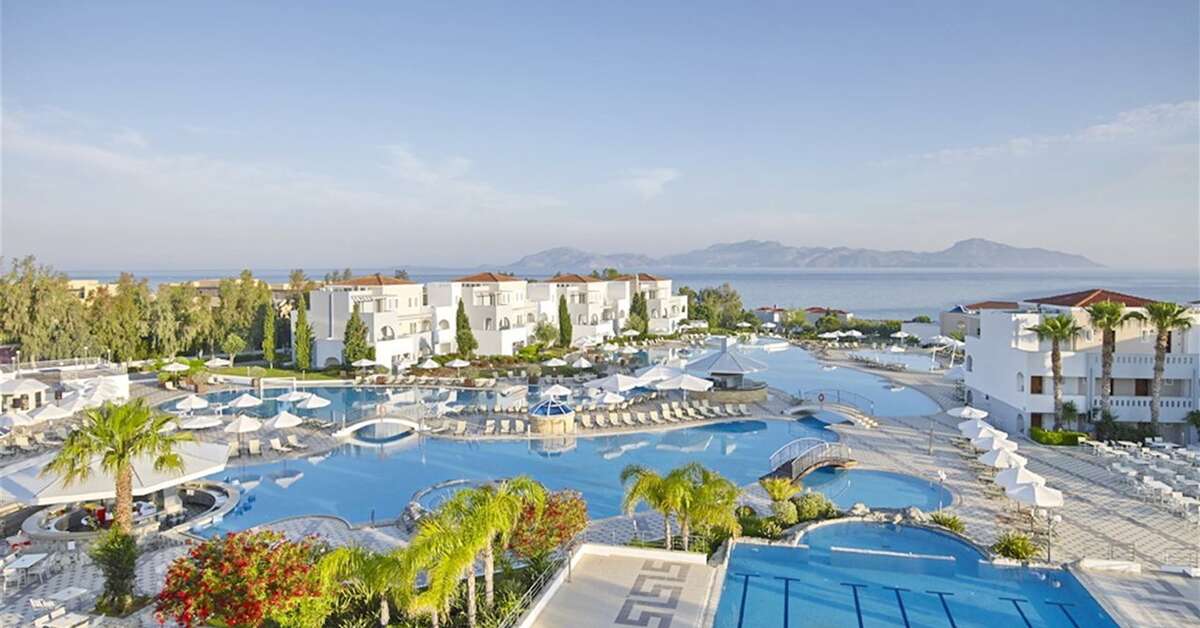 Een foto van het zwembad bij Magic Life Marmari Palace Imperial