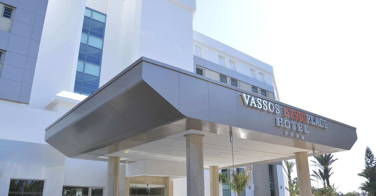 Een foto van de buitenkant van Vassos Nissi Plage Hotel
