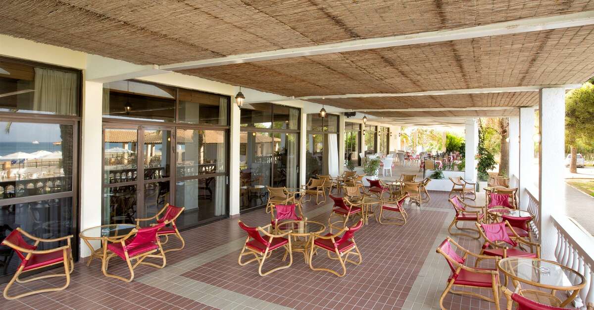 Een foto van het terras bij Island Beach Resort & Annex