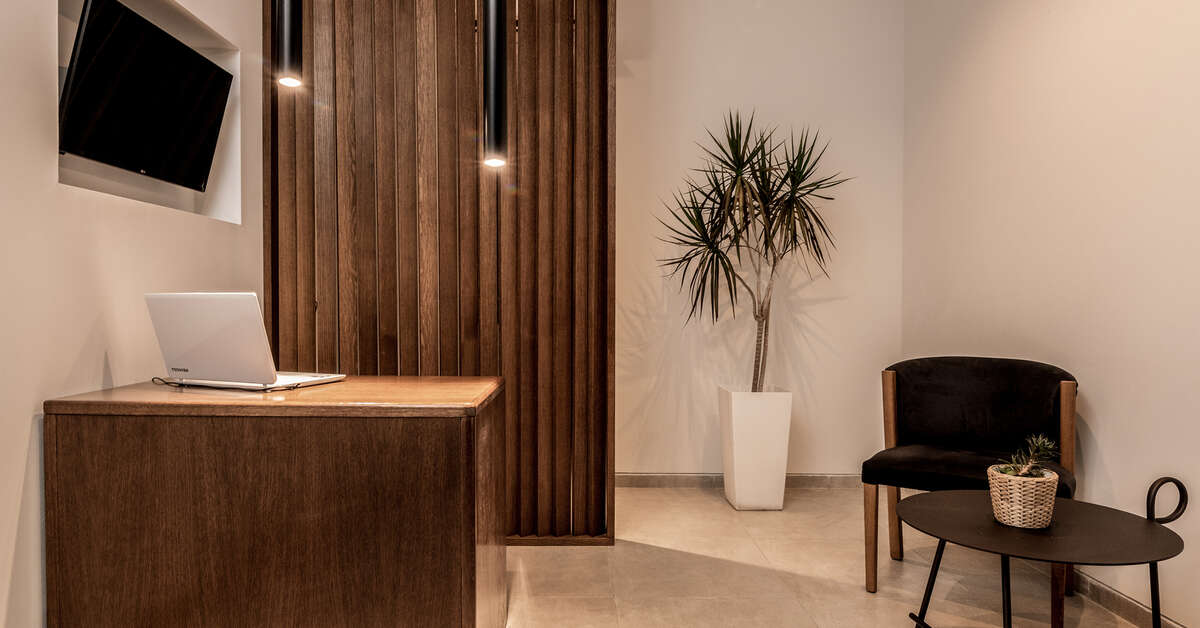 Een foto van het interieur van New Beach Hotel
