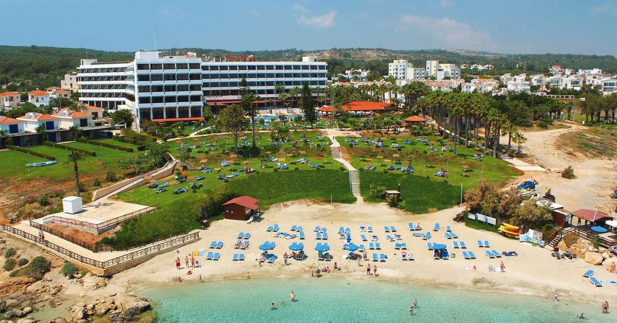Een foto van de buitenkant van Cavo Maris Beach Hotel