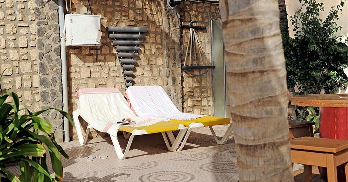 Een foto van het terras bij Nha Terra Hotel