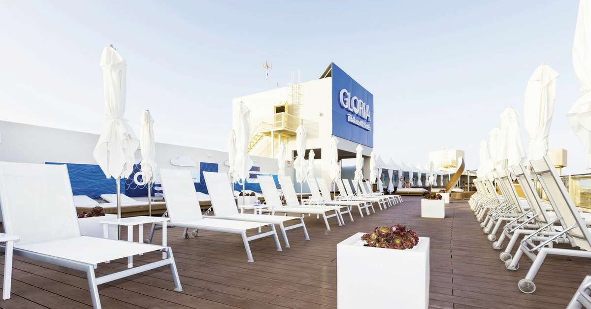 Een foto van het terras bij Gloria Palace San Agustin Thalasso