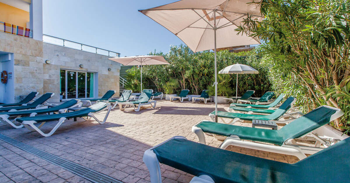 Een foto van het terras bij Hotel Bella Mar