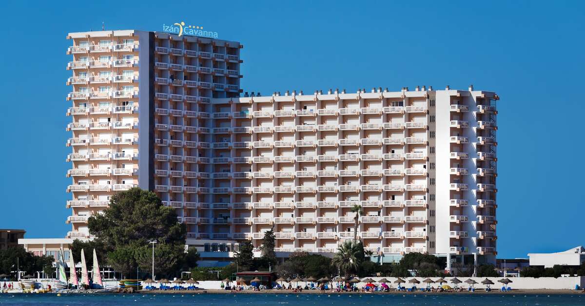 Ein Foto von der Außenansicht des Izan Cavanna Hotel