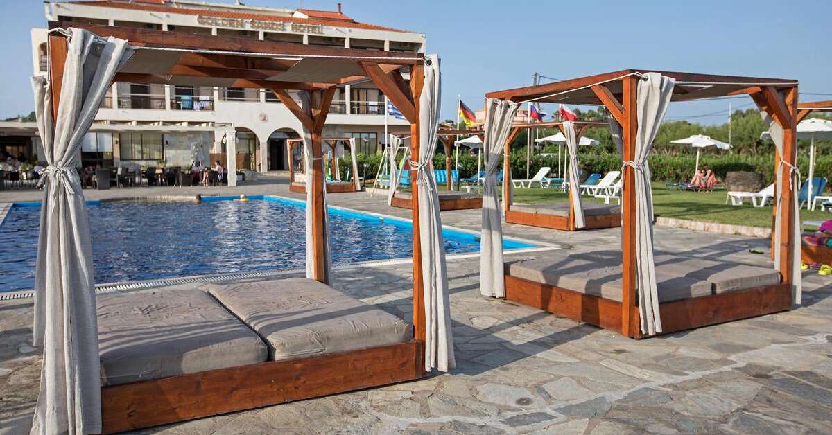 Een foto van het zwembad bij Golden Sands Hotel