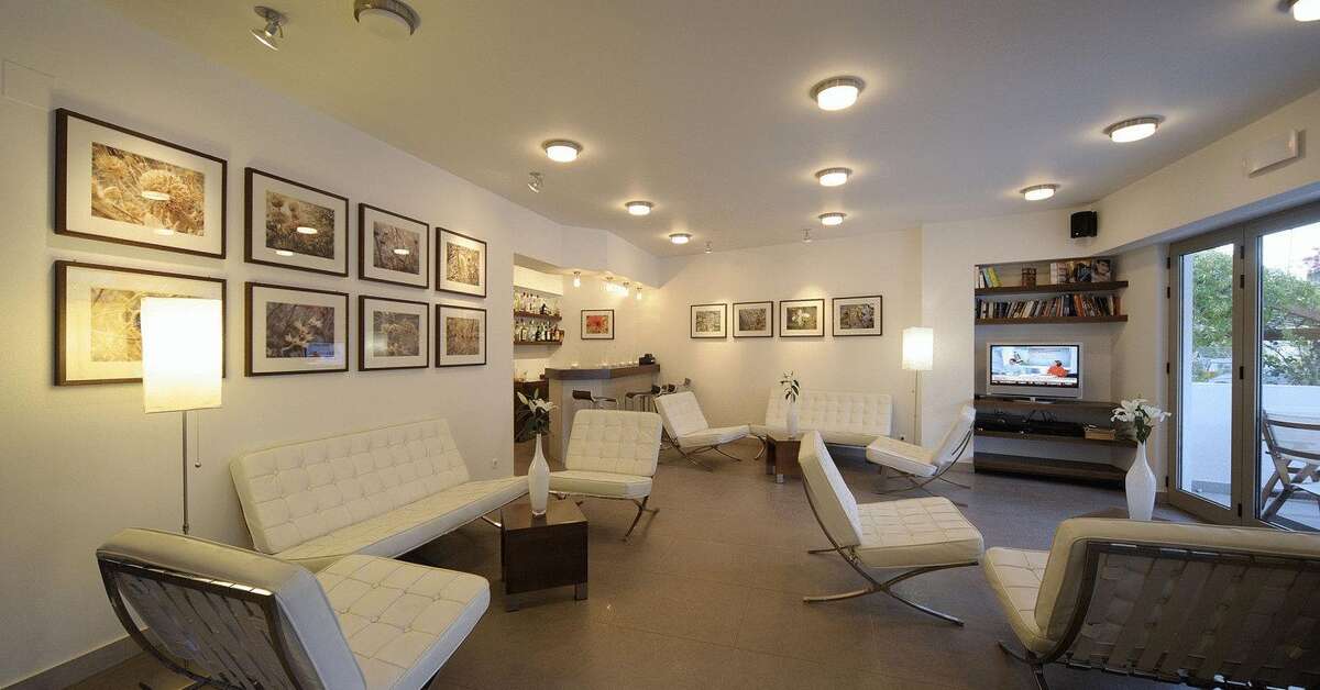 Een foto van het interieur van Glaros Hotel