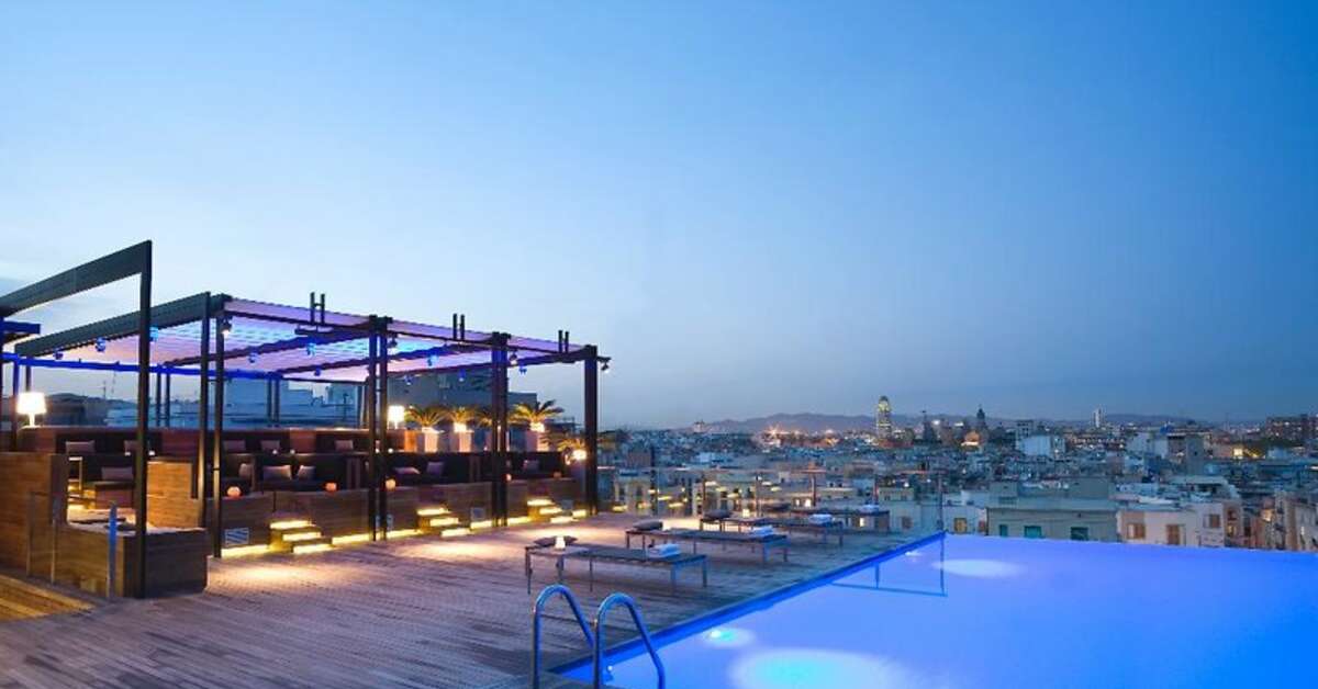 Een foto van het zwembad bij Grand Hotel Central Barcelona