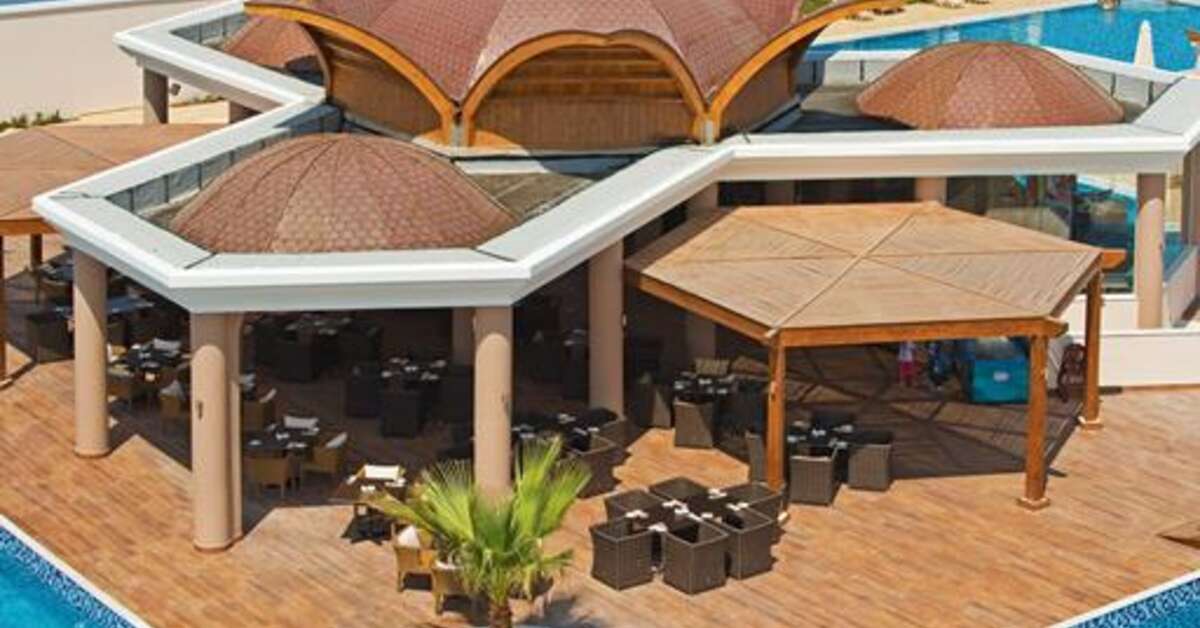 Een foto van het zwembad bij La Marquise Luxury Resort