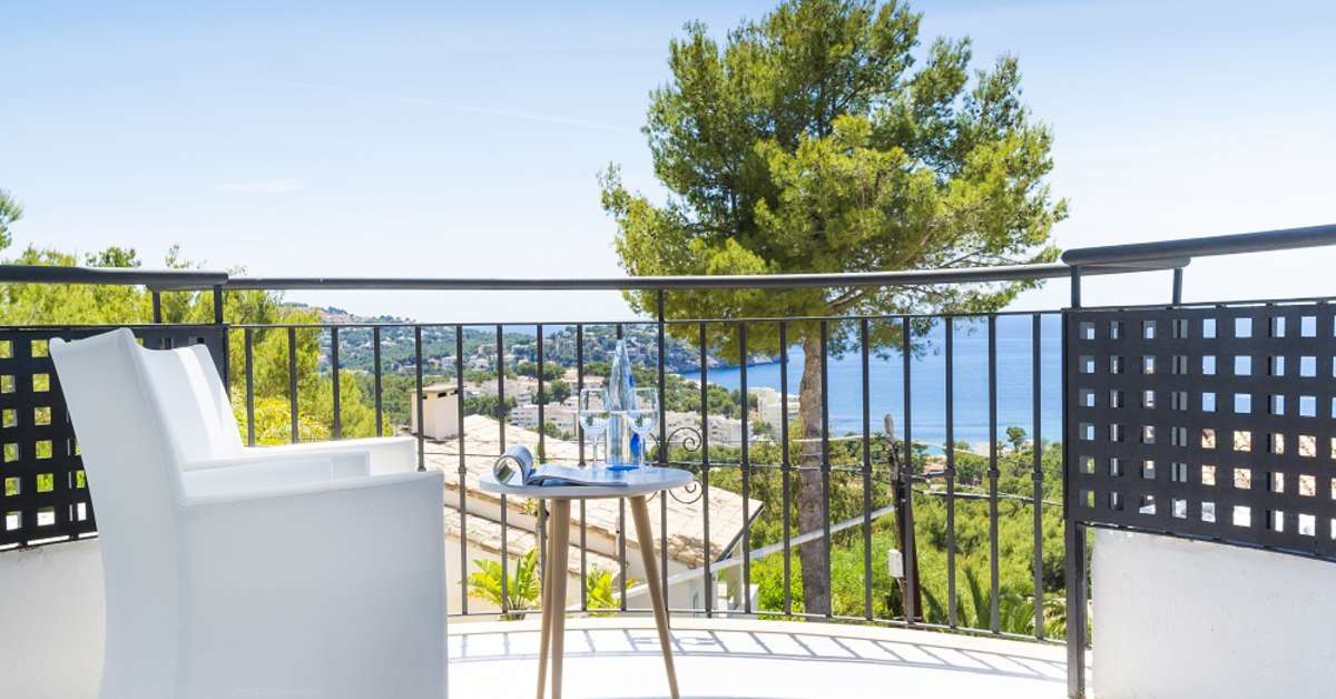 Ein Foto von der Terrasse im Hilton Mallorca Galatzo