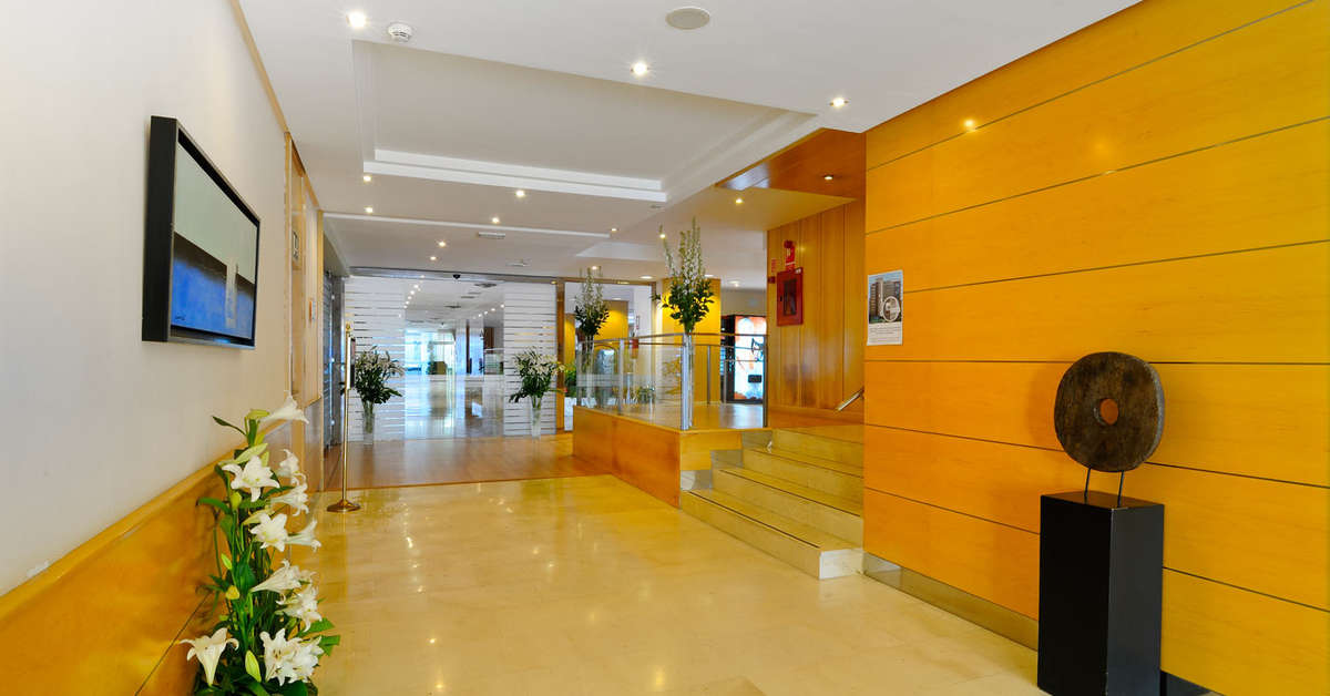 Een foto van het interieur van Sercotel Maya Alicante