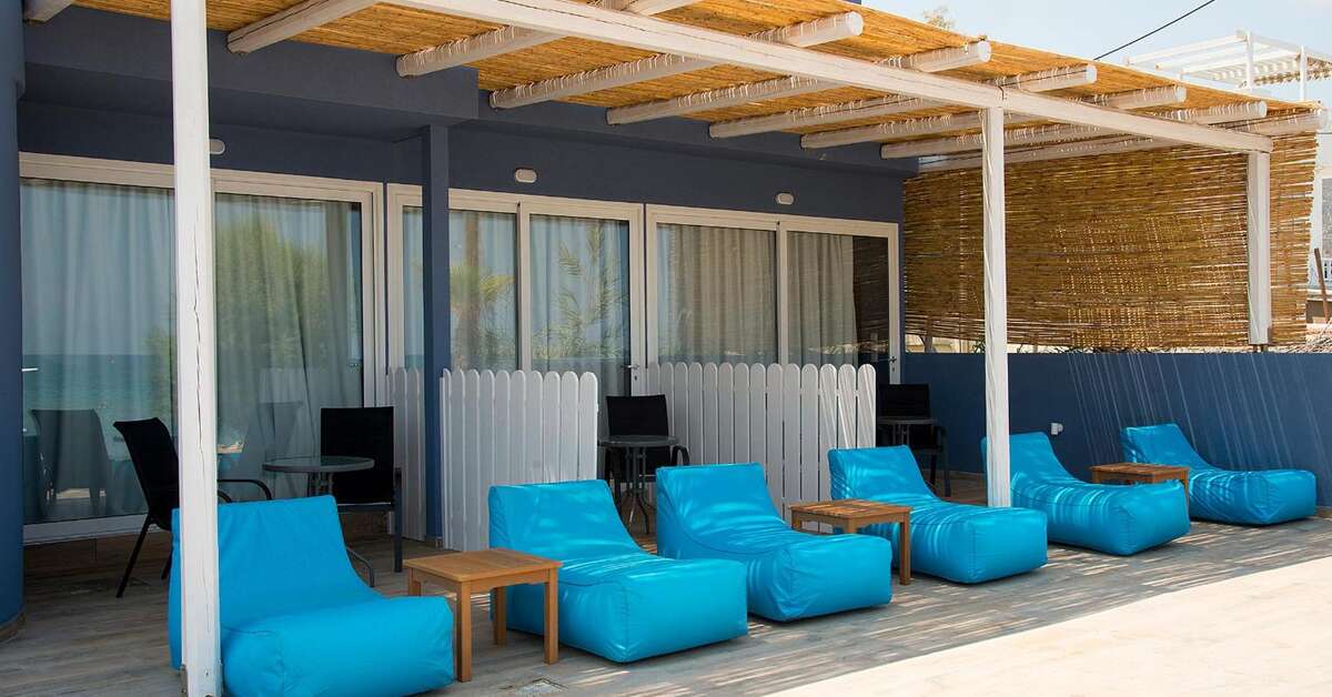 Een foto van het terras bij Stalis Hotel