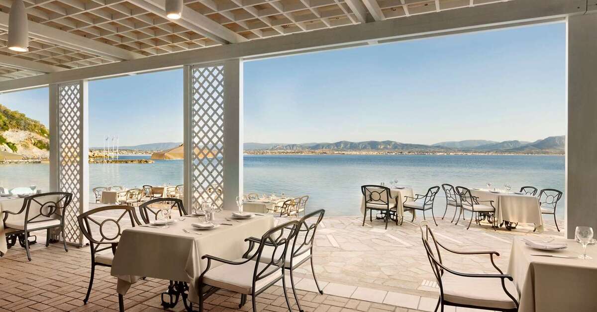Een foto van het terras bij Ramada by Wyndham Loutraki Poseidon Resort