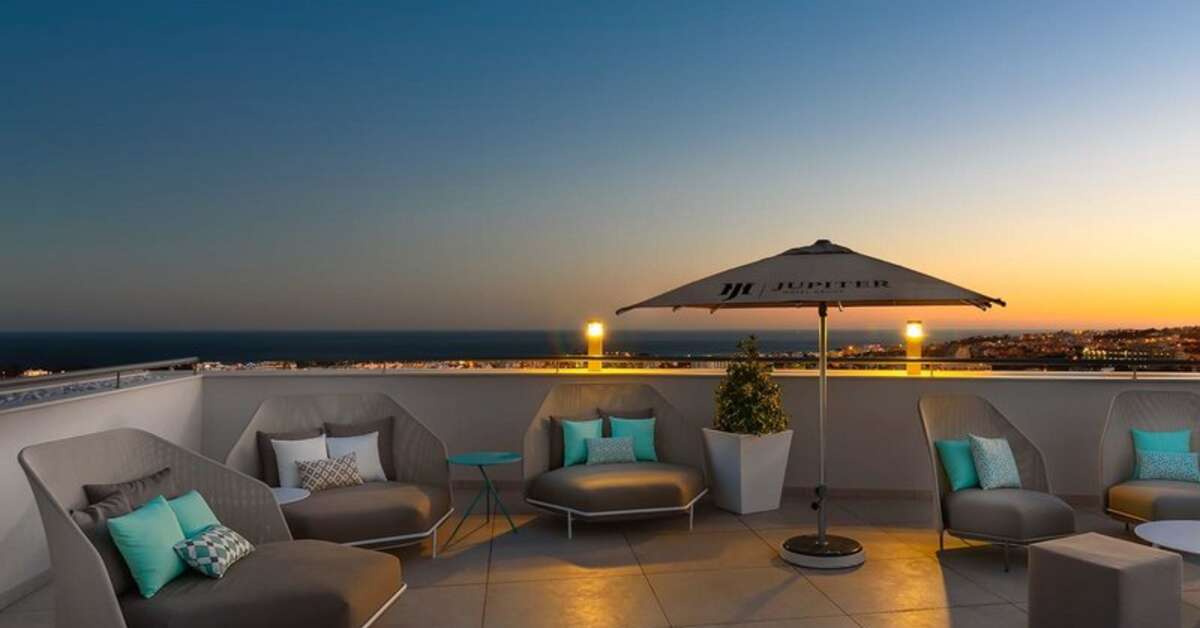 Een foto van het terras bij Jupiter Albufeira Hotel