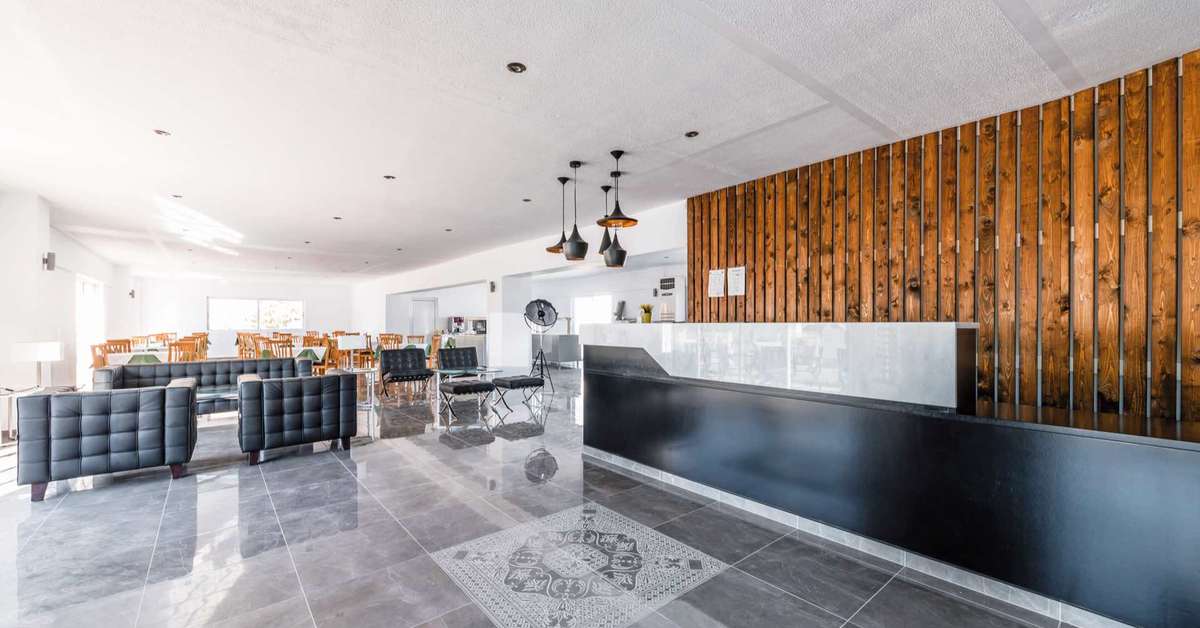 Een foto van het interieur van Belmare Hotel