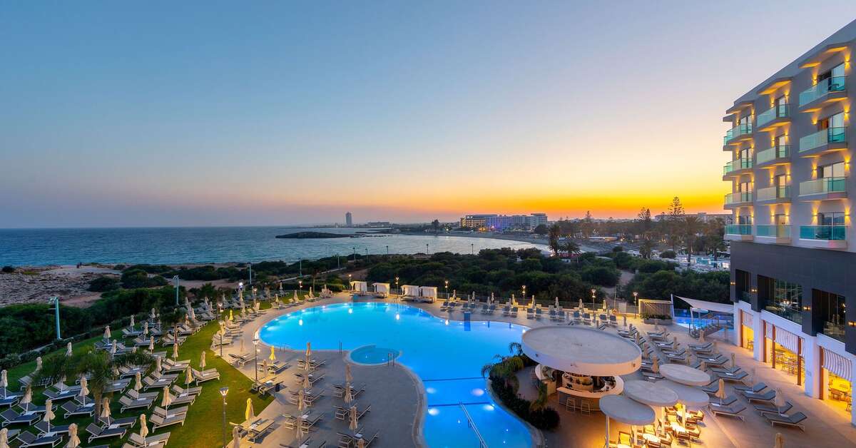 Een foto van het zwembad bij Nissiblu Beach Resort