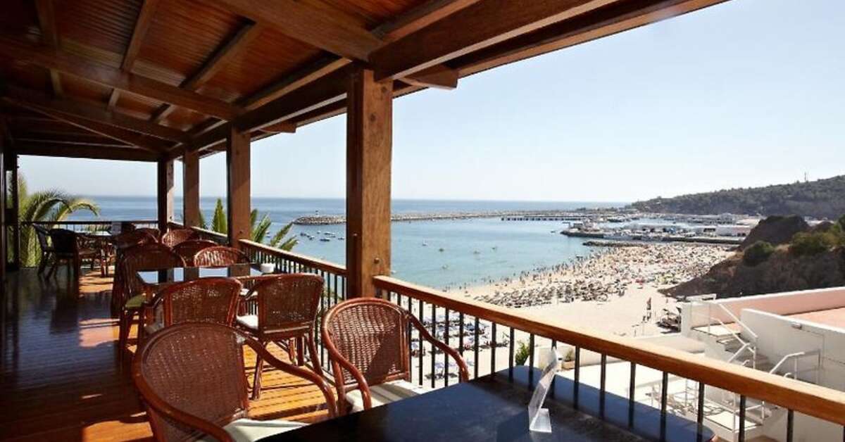 Een foto van het terras bij Hotel Do Mar