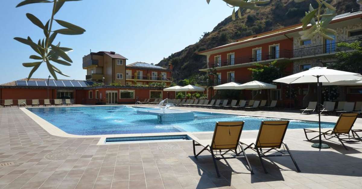 Ein Foto vom Pool im Diamond Naxos Taormina
