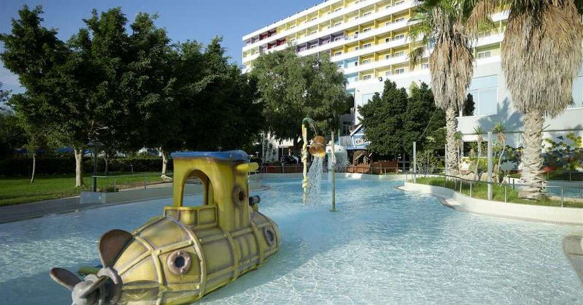 Een foto van het zwembad bij Esperides Beach Family Resort