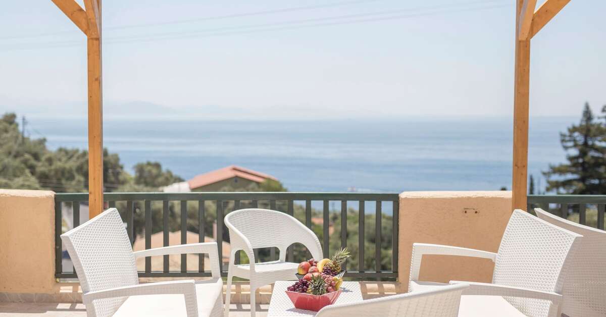 Ein Foto von der Terrasse im Corfu Aquamarine Hotel
