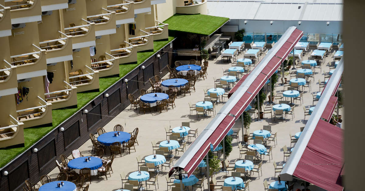 Een foto van het terras bij Doganay Beach Club