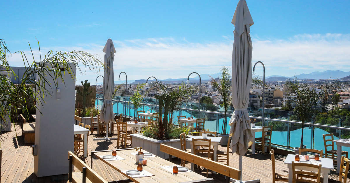 Een foto van het terras bij Capsis Astoria Heraklion Hotel