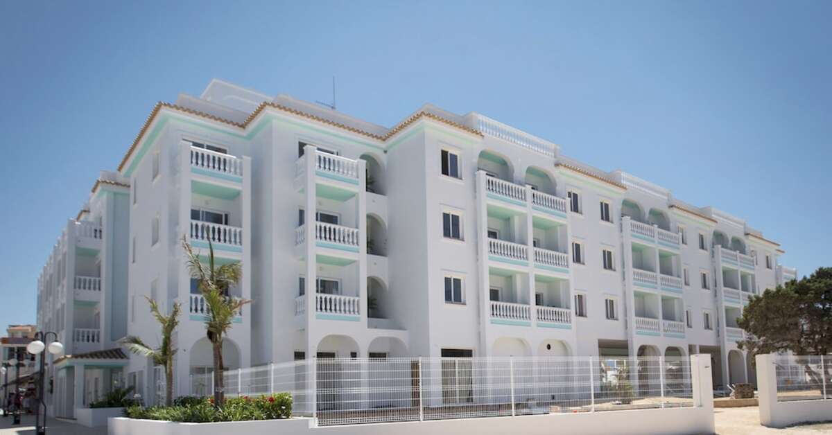 Een foto van de buitenkant van Endlss Beach & Disco Hotel Ibiza