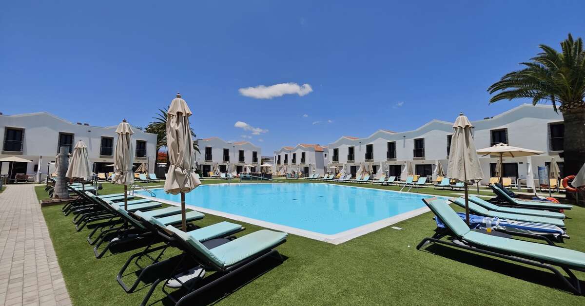 Een foto van het zwembad bij FBC Fortuny Resort